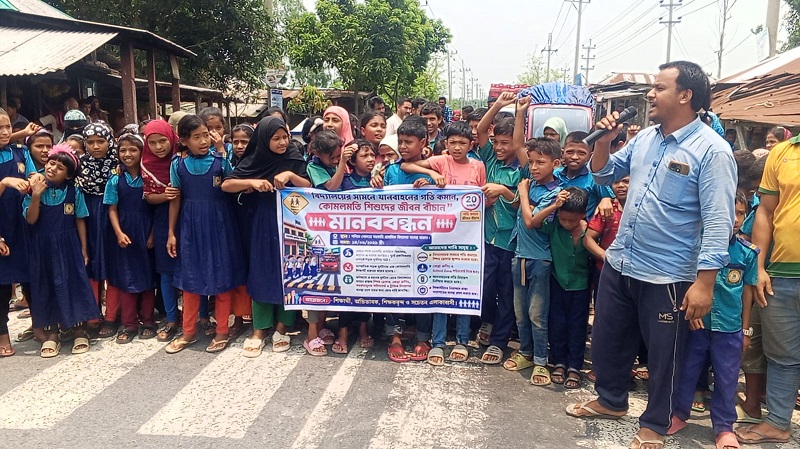 ​জলঢাকায় সড়ক দুর্ঘটনার প্রতিবাদে মানববন্ধন ‘স্পিড ব্রেকার দিন,কোমলমতি শিশুদের জীবন বাঁচান’